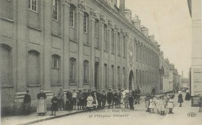 Dans cette rue peut commerçante se trouvait l'hôpital général dont on aperçoit la façade sur la gauche.